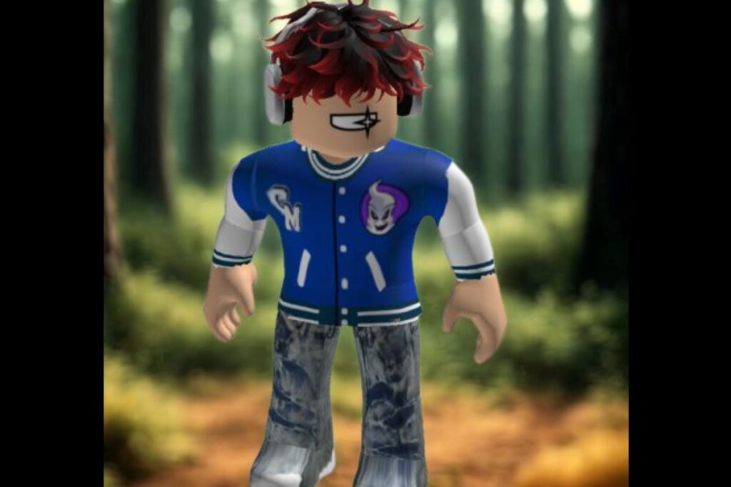 Avatar Roblox jovem com cabelo espetado preto e vermelho, fones de ouvido brancos, jaqueta colegial azul e branca com distintivos, e jeans desbotados, em pé em uma floresta desfocada. A imagem destaca a personalização de avatar no Roblox e a possibilidade de ganhar Robux e skins naturalmente.